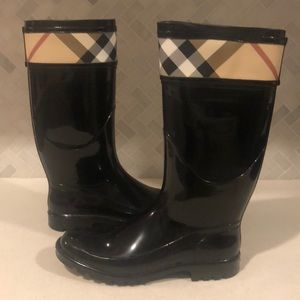 Women’s Burberry rain boots size 40 (US size 10)